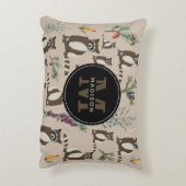 松の森の中のかわいいアライグマ模様モノグラム アクセントクッション (裏面(縦))