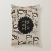 松の森の中のかわいいアライグマ模様モノグラム アクセントクッション (正面(垂直))