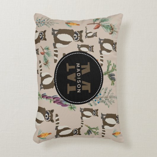 松の森の中のかわいいアライグマ模様モノグラム アクセントクッション (正面(垂直))