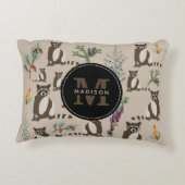 松の森の中のかわいいアライグマ模様モノグラム アクセントクッション (裏面)