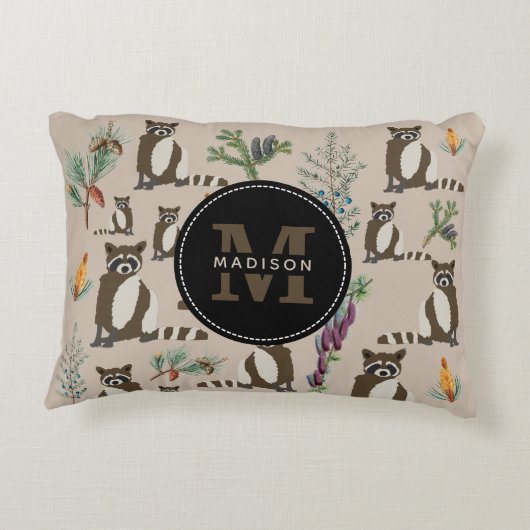 松の森の中のかわいいアライグマ模様モノグラム アクセントクッション (裏面)