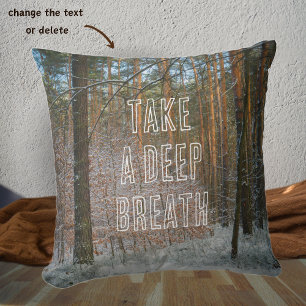 松の森の中の晴れた冬の日 クッション