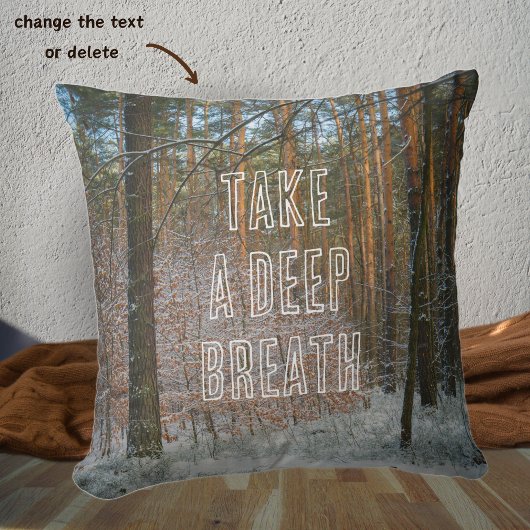 松の森の中の晴れた冬の日 クッション