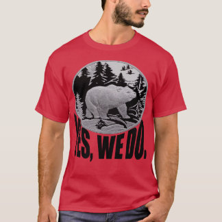 松の森を散歩するクマとキャプションYes Tシャツ