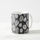 松の球形の手描きの継ぎ目のない模様。植物学の  コーヒーマグカップ (正面右)