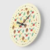 松の球果と柊のクリスマスパターン ラージ壁時計 (傾斜)