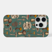 松の緑に映える野生のキノコ iPhoneケース (裏面横)