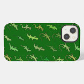 松の緑の上のトカゲとヤモリ iPhoneケース (裏面横)