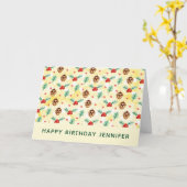 松ぼっくりとホーリーのクリスマスパターン誕生日 カード (黄色い花)