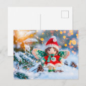 松ぼっくりと雪に囲まれたかぎ針編みのクリスマスエルフ シーズンポストカード (正面/裏面)