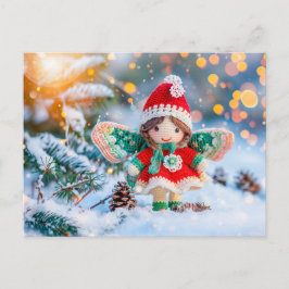松ぼっくりと雪に囲まれたかぎ針編みのクリスマスエルフ シーズンポストカード