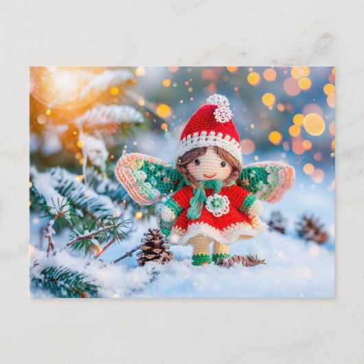 松ぼっくりと雪に囲まれたかぎ針編みのクリスマスエルフ シーズンポストカード (正面)