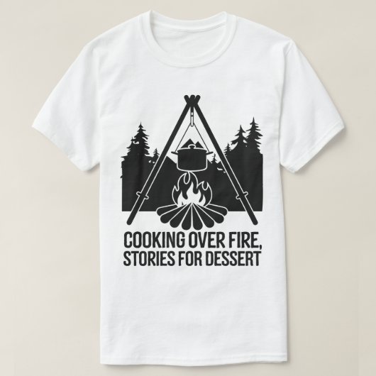 松林の夜の牧歌的なキャンプファイヤー料理 Tシャツ (デザイン正面)