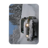 松林の雪道をドライブ マグネット (縦)