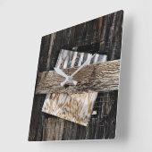 板で覆われた古い木造の家の窓 スクエア壁時計 (傾斜)