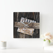 板で覆われた古い木造の家の窓 スクエア壁時計 (ホーム)