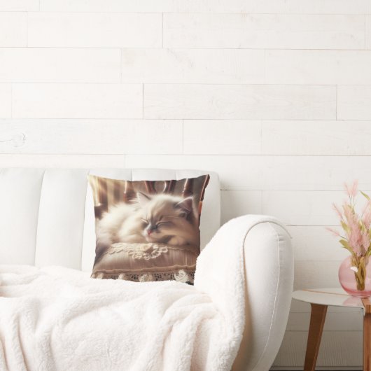 枕に寝るラグドールの子猫 クッション (ソファ)