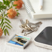 枕に置くパグ キーホルダー (側面)