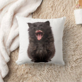 枕のかわいいあくびをする子猫 クッション (ブランケット)