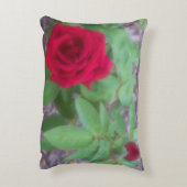 枕の上に赤いソフトフォーカス アクセントクッション (裏面(縦))