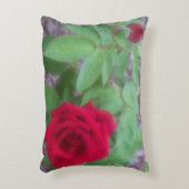 枕の上に赤いソフトフォーカス アクセントクッション (正面(垂直))