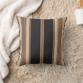 枕の上に黒、黄ストライプ、白の クッション (ブランケット)