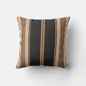 枕の上に黒、黄ストライプ、白の クッション (裏面)