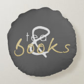 枕の周りに二本の調味茶と本 ラウンドクッション (裏面)