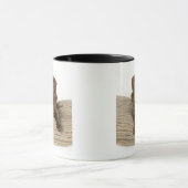 枕の4ヶ月のチョコレート実験室の子犬 マグカップ (中央)