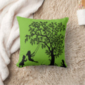 枕を遊んでいる黒い緑の抽象芸術の木の子供 クッション (ブランケット)