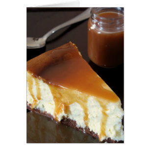 枕チーズケーキおよび塩味のバターカラメルソース