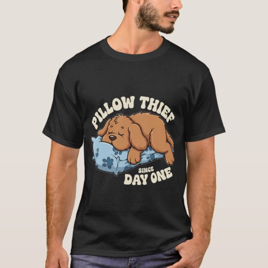 枕泥棒の子犬 かわいい犬の寝るシャツ 犬の飼い主用 Tシャツ (正面)