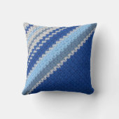 枕 – かぎ針青いストライプ（斜め） (裏面)