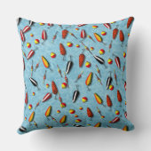 枕 – 魚釣りの小箱とルアー (裏面)