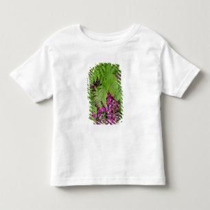 林の中のシダと地面に散ったピンクの花びら トドラーTシャツ
