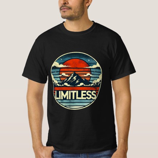 果てしない地平線:山の夕焼けアート Tシャツ (正面)