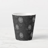 果実のシームレスなパターン黒と白の熱帯 カフェラテマグ (正面)
