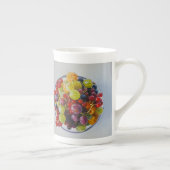 果実のボウル – 超現実的な果実の静止寿命 ボーンチャイナマグカップ (右)