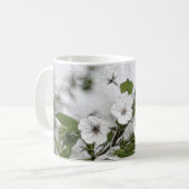 果樹園の桜の花が咲く枝 コーヒーマグカップ (正面左)