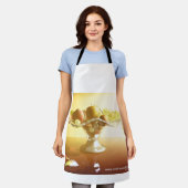 果物とバターフライの入ったガラスのバスケット エプロン (着用した状態)