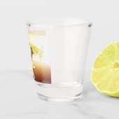 果物とバターフライの入ったガラスのバスケット ショットグラス (右)