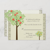 果物の木のデザインの結婚式の招待状に返信。春と夏の結婚式に最適。淡い緑色の背景に赤と黄色の果物の木が 招待状 (正面/裏面)