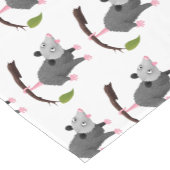 枝おもしろい漫画ぶら下がったからのかわいいオポッサム ショートテーブルランナー (コーナー)