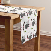 枝おもしろい漫画ぶら下がったからのかわいいオポッサム ショートテーブルランナー (インサイチュ)