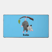 枝おもしろい漫画ぶら下がったからのかわいいオポッサム デスクマット (正面)