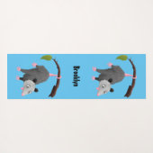 枝おもしろい漫画ぶら下がったからのかわいいオポッサム ヨガマット (裏面(横))