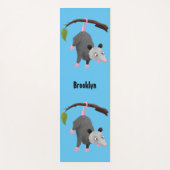 枝おもしろい漫画ぶら下がったからのかわいいオポッサム ヨガマット (正面)