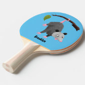 枝おもしろい漫画ぶら下がったからのかわいいオポッサム 卓球ラケット (正面アングル)