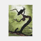 枝でとまっているカラス フリースブランケット (正面)