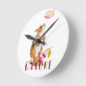 枝におもしろい果実を持つ水色のリス ラウンド壁時計 (傾斜)